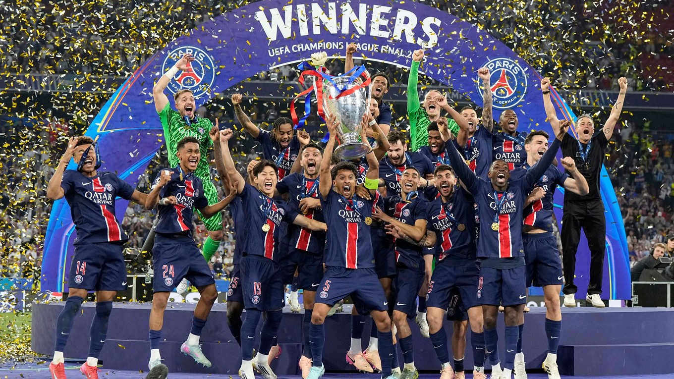 Futbalisti Parížu St. Germain oslavujú s trofejou pre víťaza Ligy majstrov. 