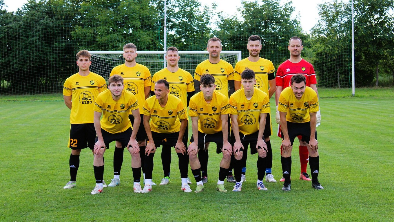 Futbalisti ŠK Podlužany sú vďaka vynikajúcej jari strieborní.