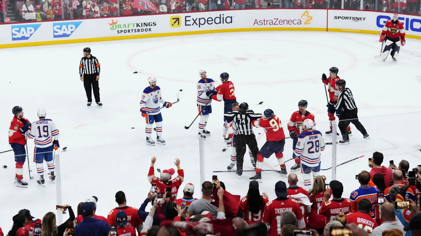 Hokejisti Floridy a Edmontonu počas bitky v treťom zápase finále NHL.
