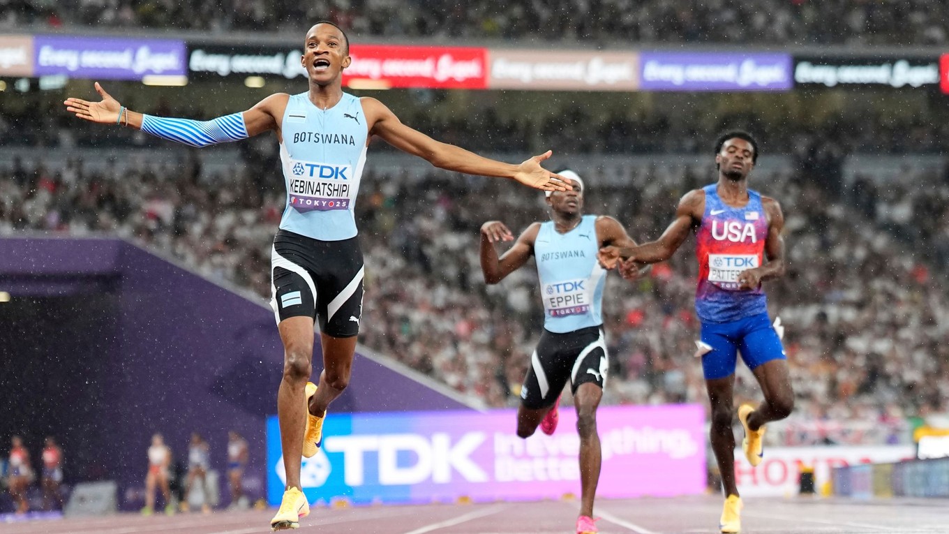 Busang Collen Kebinatshipi oslavuje víťazstvo vo finále 400 m na MS 2025