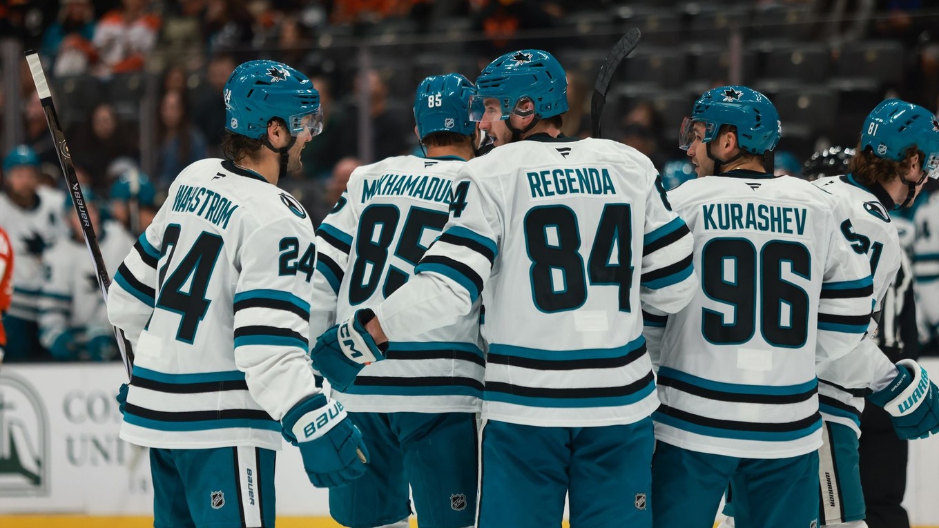 Pavol Regenda oslavuje gól so spoluhráčmi.