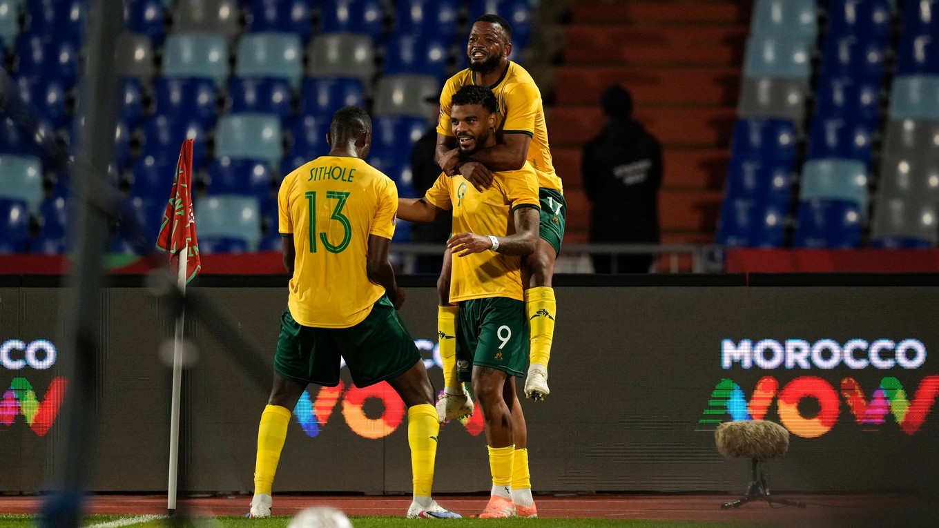 Lyle Foster (uprostred) oslavuje gól so spoluhráčmi