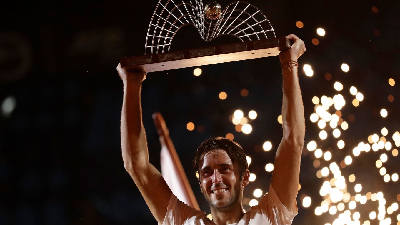 Tomas Etcheverry oslavuje zisk titulu