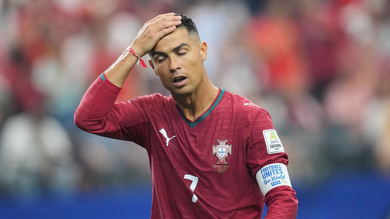 Na snímke kapitán Portugalska Cristiano Ronaldo reaguje v osemfinálovom dueli Portugalsko - Španielsko.