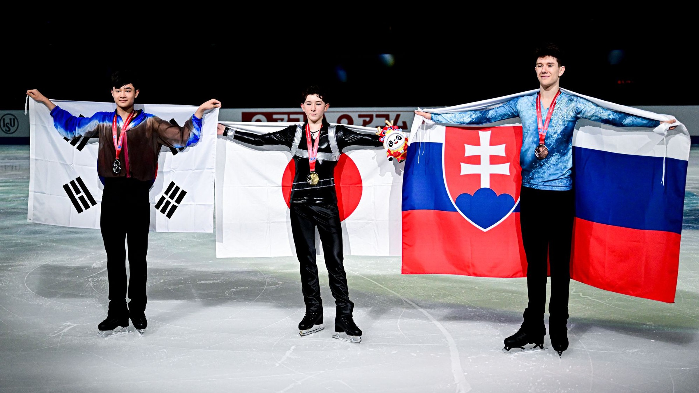 Medailisti v súťaži juniorov vo finále Grand Prix v Pekingu: strieborný Kórejčan Hjung-jeom Kim, víťaz Rio Nakata z Japonska a bronzový Adam Hagara.