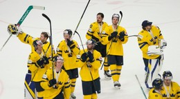 Švédski hokejisti oslavujú zisk bronzových medailí na MS v hokeji 2024. 