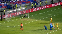 Razvan Marin prekonáva Martina Dúbravku z penaltu v zápase Slovensko - Rumunsko v skupine E na EURO 2024.