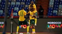 Lyle Foster (uprostred) oslavuje gól so spoluhráčmi