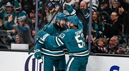 Pavol Regenda (vľavo) oslavuje gól do siete Tampy Bay.