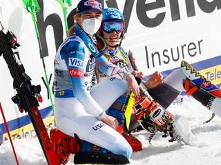 Zľava Mikaela Shiffrinová a Petra Vlhová po slalome na MS v zjazdovom lyžovaní 2021.