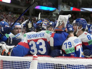Slovenskí hokejisti sa tešia po triumfe nad Lotyšskom na MS v hokeji 2023.