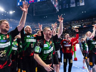 Hádzanári SC Magdeburg oslavujú triumf v Lige majstrov.