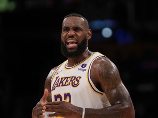 LeBron James v drese Los Angeles Lakers.