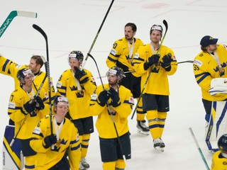 Švédski hokejisti oslavujú zisk bronzových medailí na MS v hokeji 2024. 