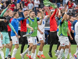 Slovenskí futbalisti sa tešia z víťazstva