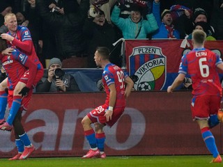 Futbalisti Viktorie Plzeň sa radujú z gólu.