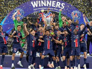Futbalisti Parížu St. Germain oslavujú s trofejou pre víťaza Ligy majstrov.