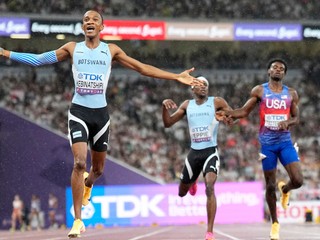 Busang Collen Kebinatshipi oslavuje víťazstvo vo finále 400 m na MS 2025