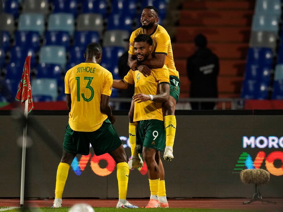 Lyle Foster (uprostred) oslavuje gól so spoluhráčmi