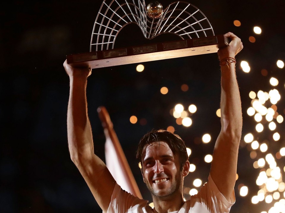Tomas Etcheverry oslavuje zisk titulu