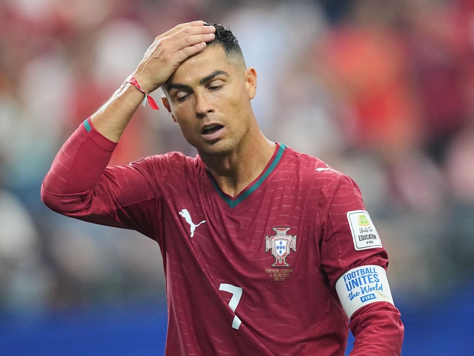 Na snímke kapitán Portugalska Cristiano Ronaldo reaguje v osemfinálovom dueli Portugalsko - Španielsko.