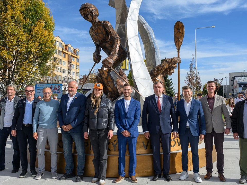 Z odhalenia súsošia akademického sochára Martina Navrátila -  Súsošie olympijských víťazov v Liptovskom Mikuláši. 