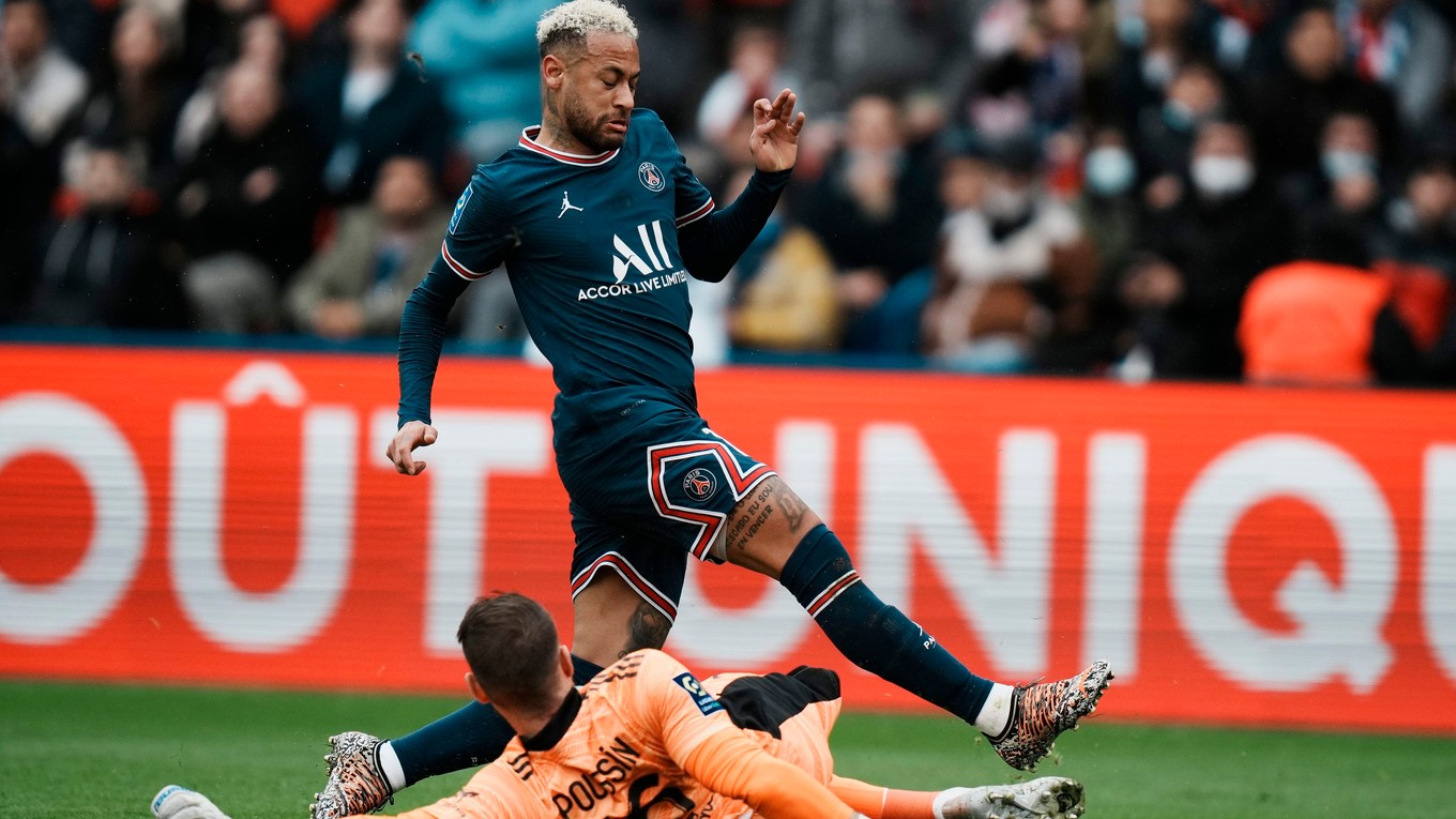 Neymar v súboji s brankárom Bordeaux Gaetanom Poussinom.