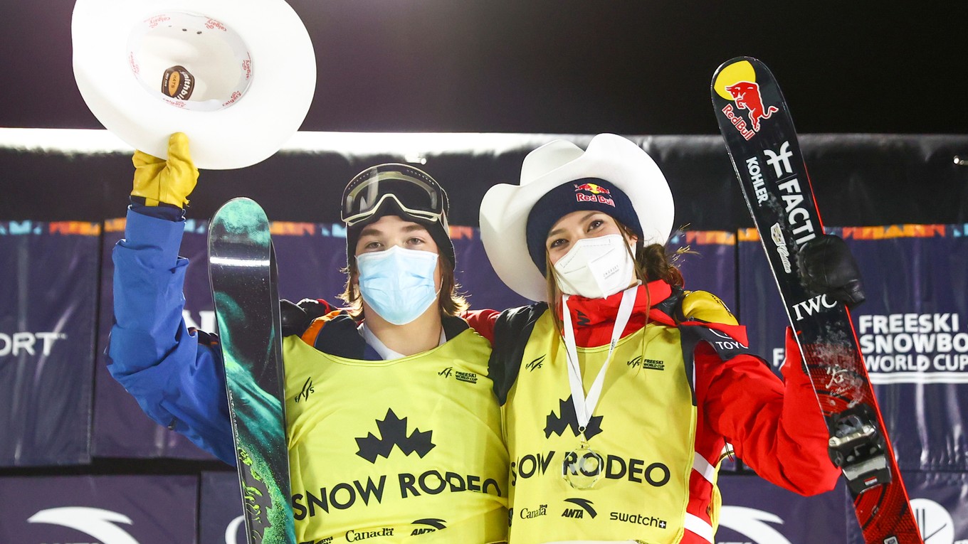 Kanaďan Brendan Mackay a Číňanka Eileen Gu oslavujú víťazstvá.
