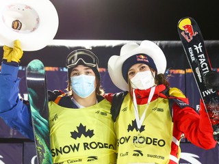 Kanaďan Brendan Mackay a Číňanka Eileen Gu oslavujú víťazstvá.
