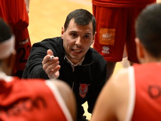 Basketbalisti Komárna s trénerom Zlatkom Jovanovičom.