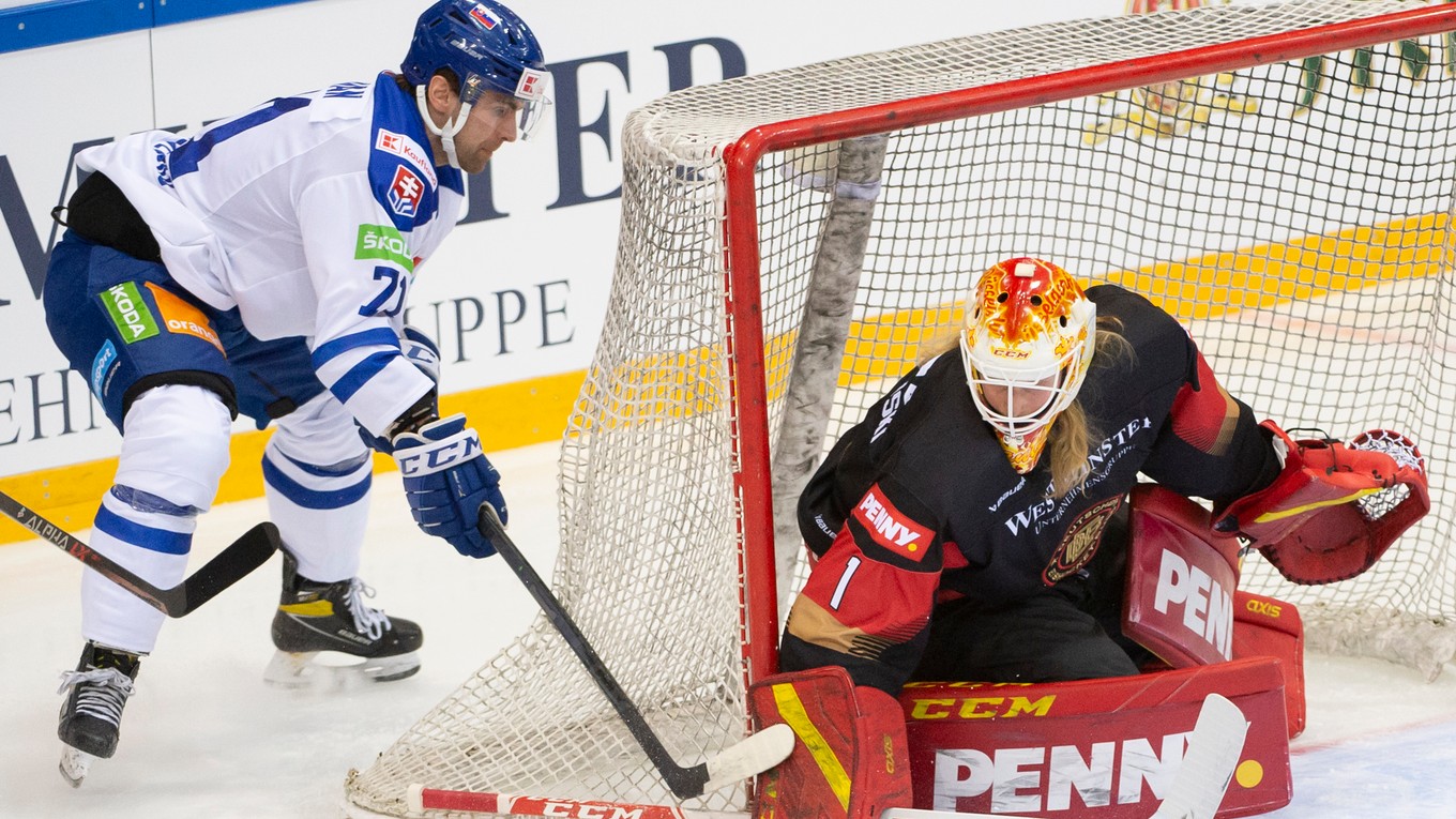 Slovenský obranca Mário Grman má problémy s rukou.