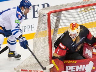 Slovenský obranca Mário Grman má problémy s rukou.