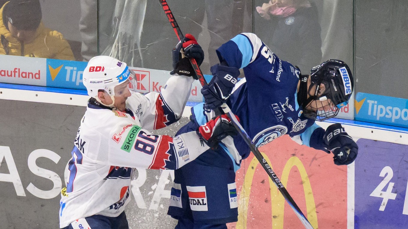 Zľava Daniel Brejčák (Zvolen) a Maxim Šimko (Nitra) v zápase 35. kola hokejovej Tipsport ligy medzi HK Nitra - HKM Zvolen.