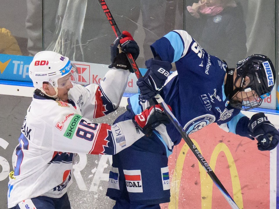 Zľava Daniel Brejčák (Zvolen) a Maxim Šimko (Nitra) v zápase 35. kola hokejovej Tipsport ligy medzi HK Nitra - HKM Zvolen.