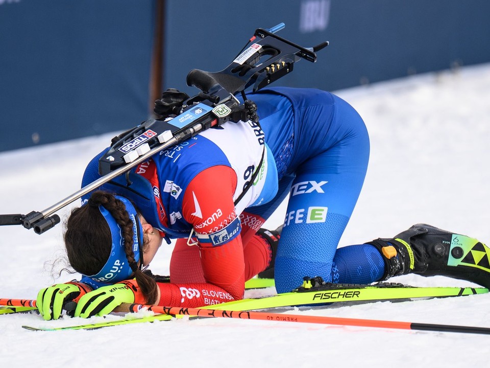 Ema Kapustová v cieli šprintu v rámci IBU Cupu v Osrblí. 