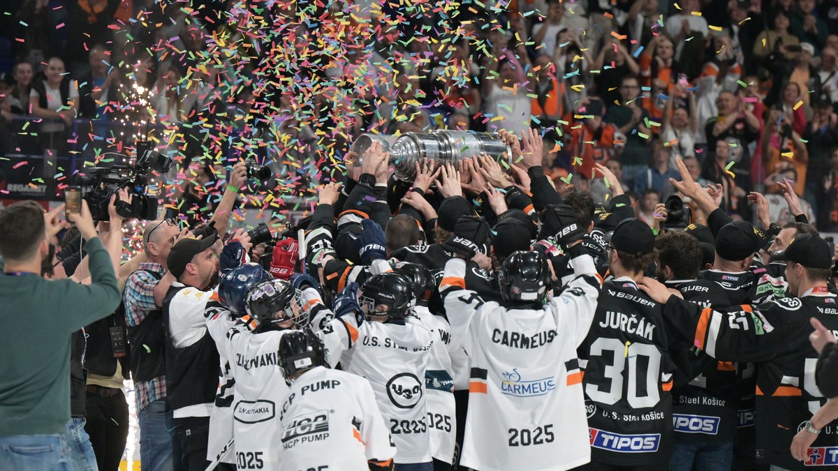 Hokejisti HC Košice pre víťaza play-off Tipos extraligy po rozhodujúcom 7. zápase finále proti HK Nitra.