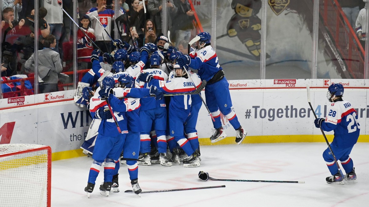 Na snímke radosť hráčov Slovenska po postupe do finále na MS U18 2026.
