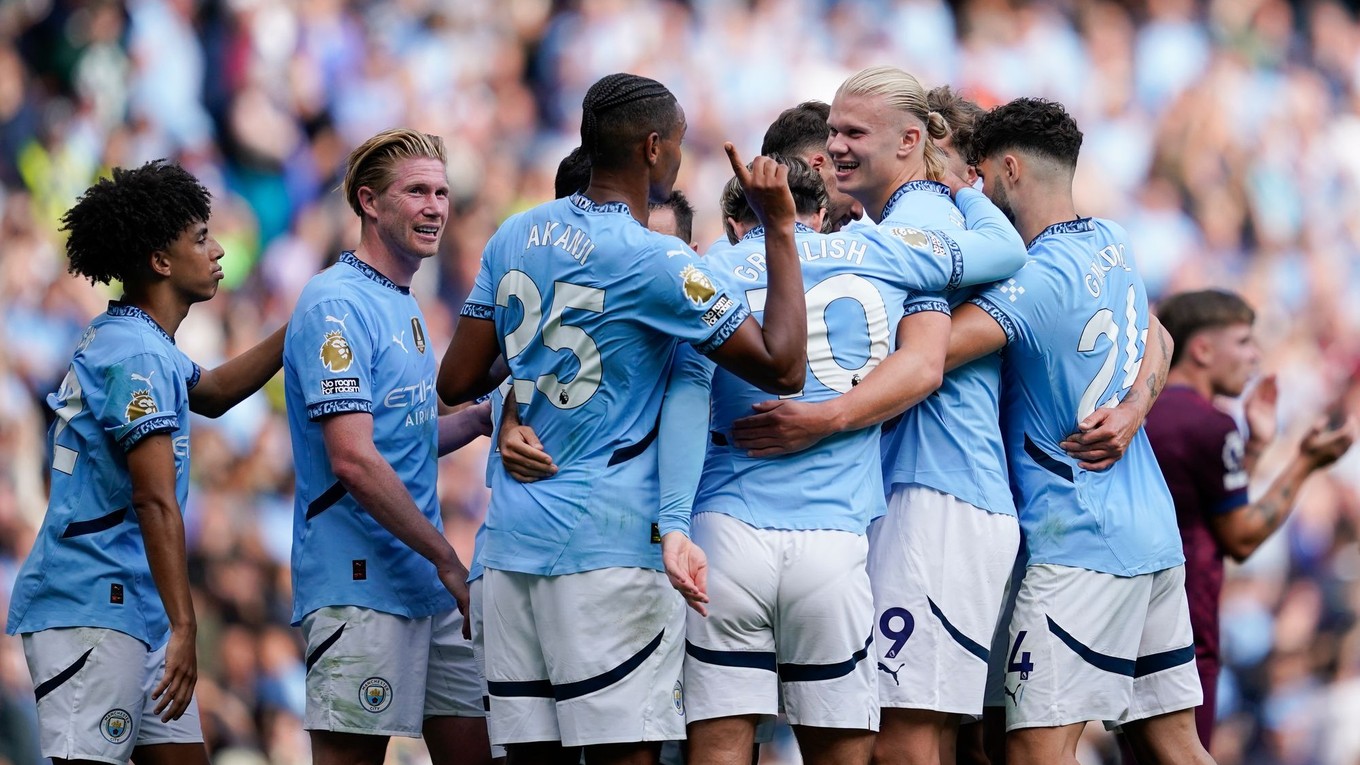 Erling Haaland sa so spoluhráčmi teší po strelenom góle v zápase Manchester City - Ipswich Town v 2. kole Premier League.