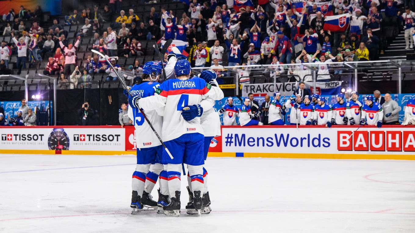 Slovenskí hokejisti oslavujú gól v zápase Slovensko - Francúzsko na MS v hokeji 2025.