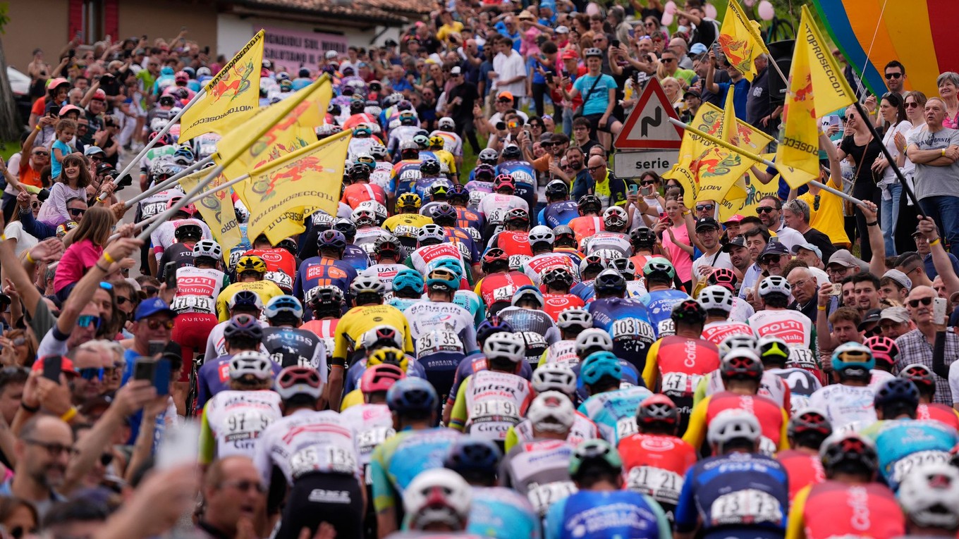 Pelotón cyklistov na Giro d'Italia 2025. 