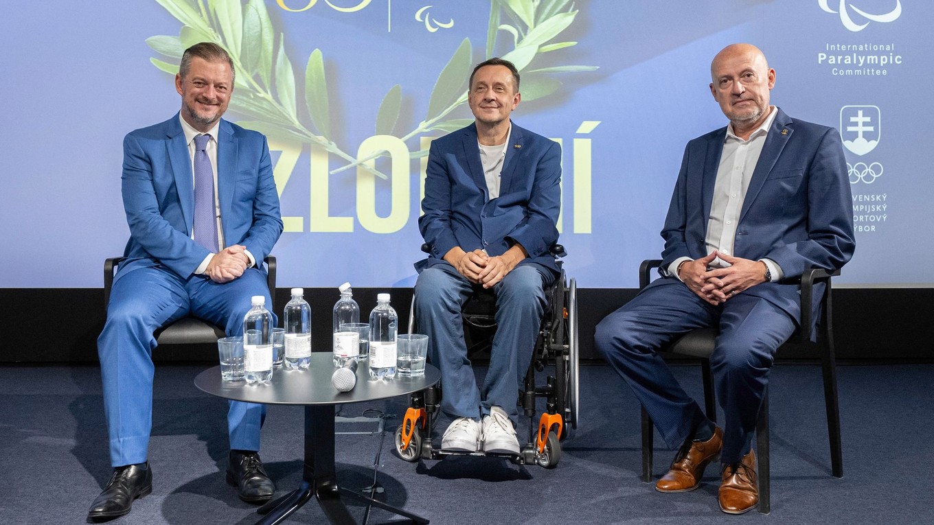 zľava prezident Medzinárodného paralympijského výboru (MPV) Andrew George William Parsons, predseda Slovenského paralympijského výboru (SPV) Ján Riapoš a prezident Slovenského olympijskeho a športového výboru SOŠV Anton Siekel
