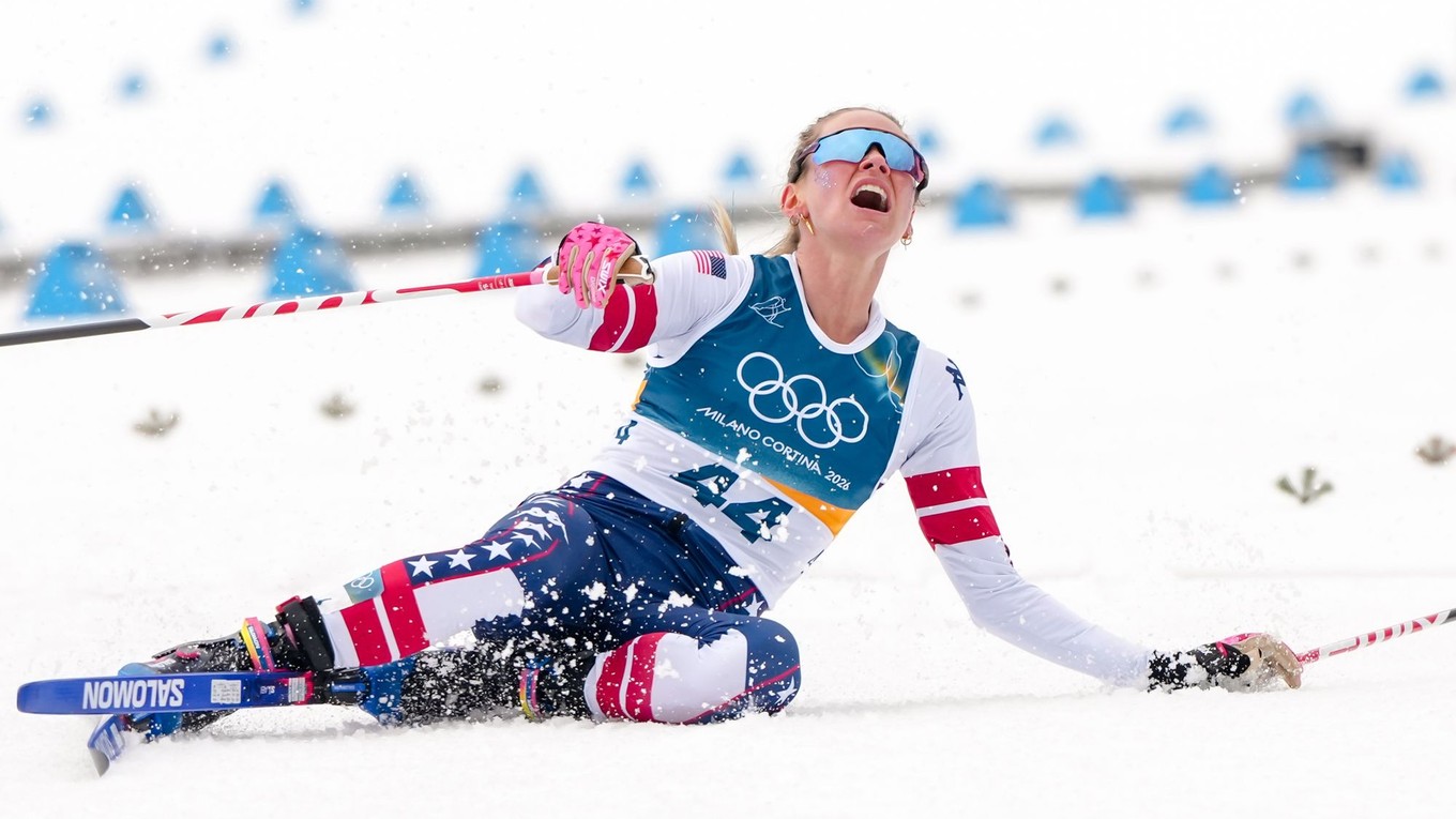 Jessie Digginsová po príchode do cieľa pretekov bežeckých lyžiarok na 10 km voľnou technikou.