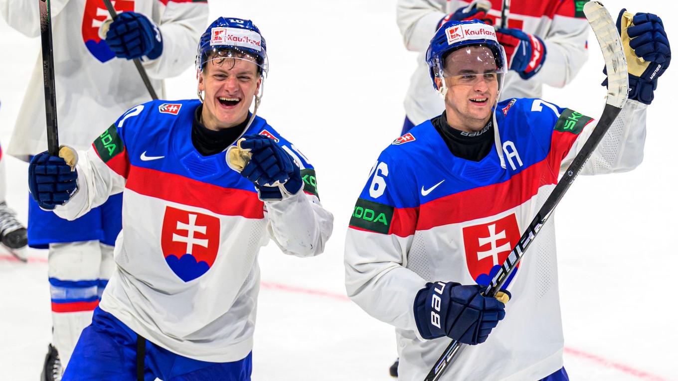 Zľava Adam Sýkora a Martin Pospíšil (obaja Slovensko) sa tešia z výhry po zápase základnej B-skupiny Dánsko - Slovensko.