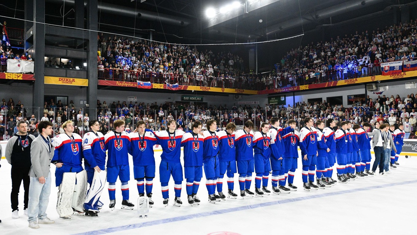 Smútok hráčov Slovenska po prehre vo finálovom zápase medzi Slovenskom a Švédskom na hokejových majstrovstvách sveta hráčov do 18 rokov v Trenčíne.