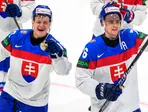 Zľava Adam Sýkora a Martin Pospíšil (obaja Slovensko) sa tešia z výhry po zápase základnej B-skupiny Dánsko - Slovensko.