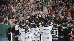 Hokejisti HC Košice pre víťaza play-off Tipos extraligy po rozhodujúcom 7. zápase finále proti HK Nitra.