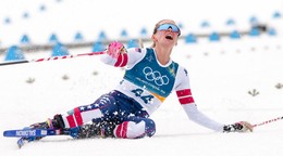 Jessie Digginsová po príchode do cieľa pretekov bežeckých lyžiarok na 10 km voľnou technikou.