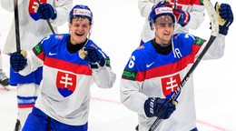 Zľava Adam Sýkora a Martin Pospíšil (obaja Slovensko) sa tešia z výhry po zápase základnej B-skupiny Dánsko - Slovensko.