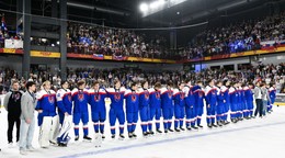 Smútok hráčov Slovenska po prehre vo finálovom zápase medzi Slovenskom a Švédskom na hokejových majstrovstvách sveta hráčov do 18 rokov v Trenčíne.