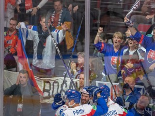 Marek Hrivík sa so spoluhráčmi a fanúšikmi teší po strelenom góle v zápase Slovensko - Lotyšsko na MS v hokeji 2023.